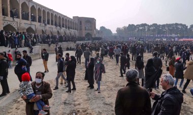 Dried-up river draws Iranians on Isfahan streets to demand its revival