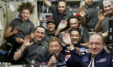 Japanese billionaire arrives at ISS