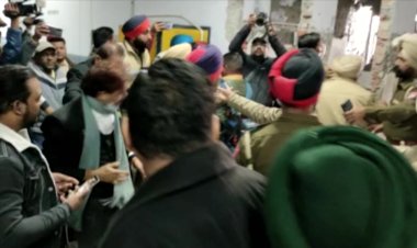 Two dead after blast in Indian court building