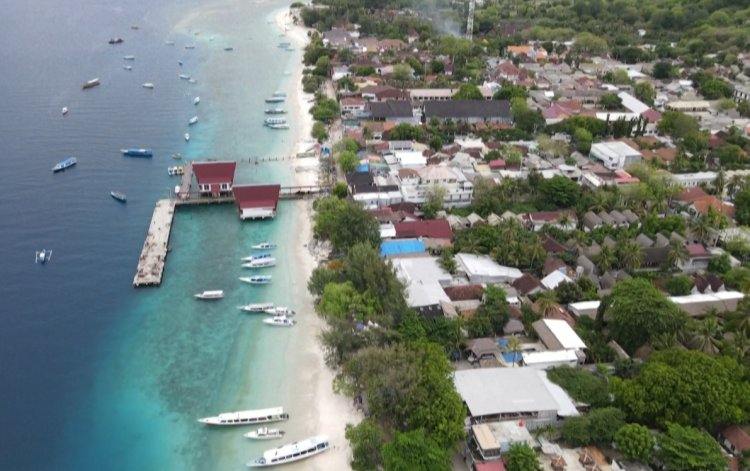 Virus turns Indonesian holiday island into desert of abandoned resorts