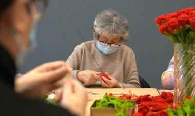 Shanghai grannies knit love and pride into Olympic bouquets