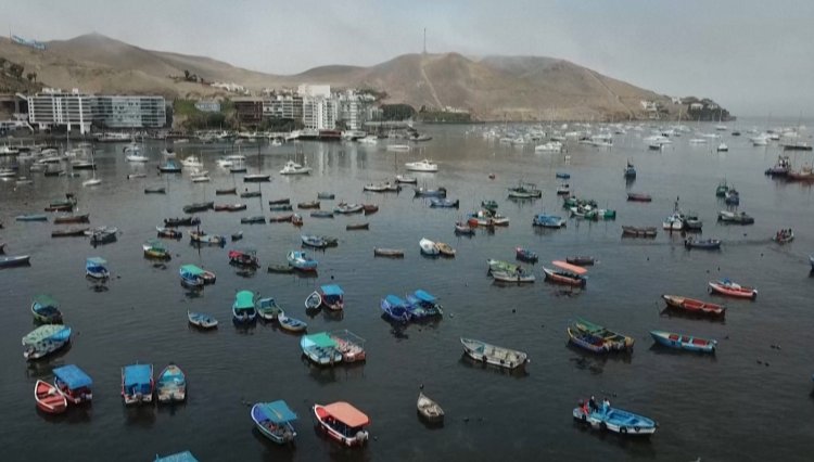 Oil cleanup crews replace bathers on Peru beaches