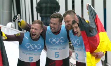 'Bavaria Express' steams to third straight luge Olympic gold