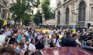 Ukrainians in Argentina protest outside of Russia embassy