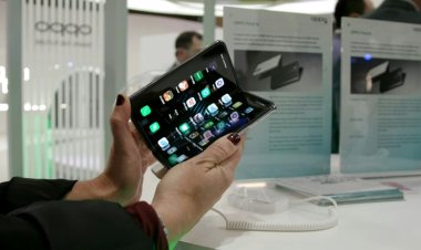Foldable future: Smartphones return to design classic