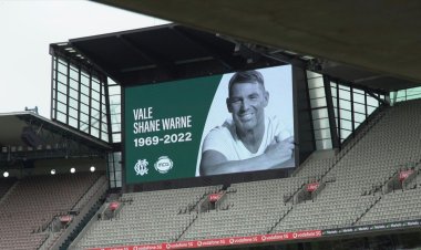 Shock and tributes as Aussie cricket great Shane Warne dies aged 52