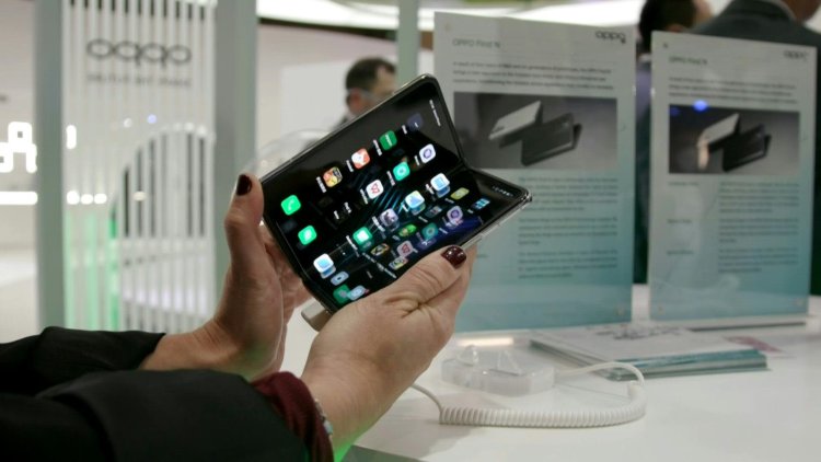 Foldable future: Smartphones return to design classic