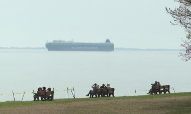 Ship stranded off US delights curious, worries environmentalists