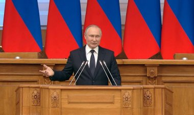 Putin warns of 'lightning response' to intervention in Ukraine