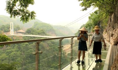 Spectacular glass-bottomed bridge opens in Vietnam
