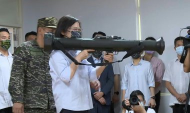 President Tsai Ing-wen shoulders a Taiwan-made bazooka