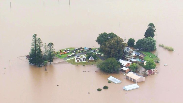 Thousands more flee as Sydney floods track north
