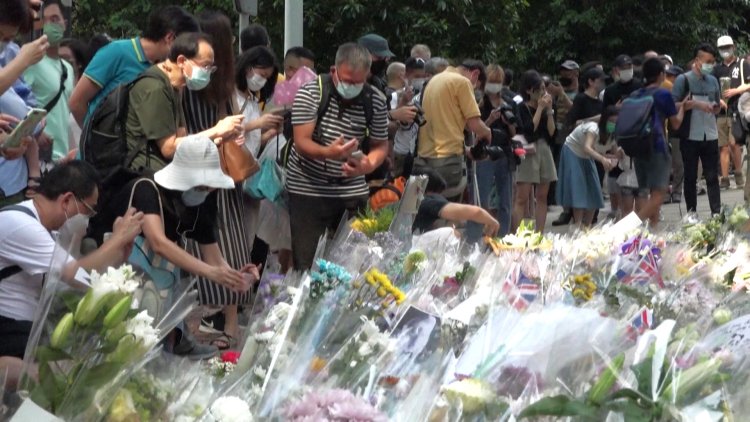 Huge queue as Hong Kongers mourn Elizabeth II