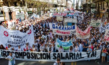 Argentina's health workers demonstrate for better wages