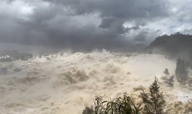 Flash floods sweep away houses, cars in Australian town