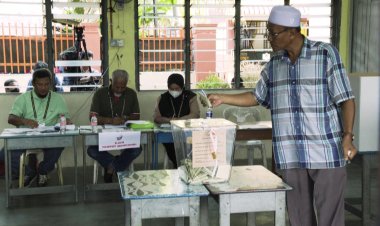 Malaysia election kicks off, close race expected