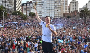 Thousands pay tribute to Argentina 'Dibu' Martinez