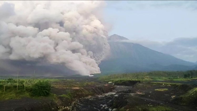 Indonesia's Mount Semeru volcano erupts, top alert status triggered
