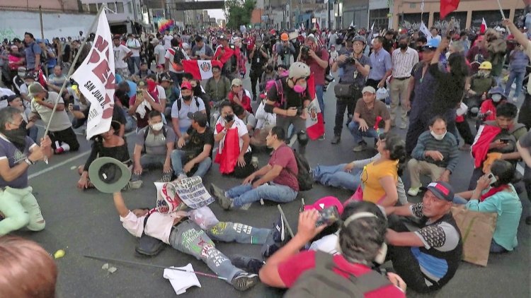 Peruvians clamour anew for president's removal