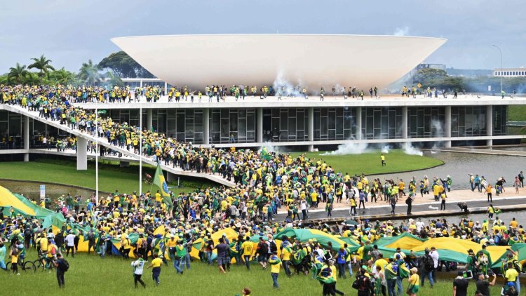 Bolsonaro backers deface Congress in ugly anti-Lula stand