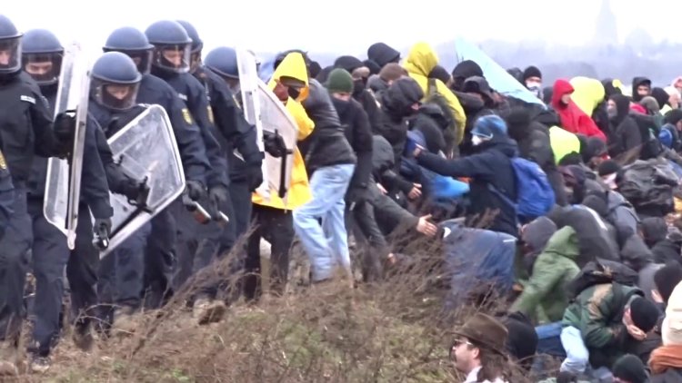 Violent clashes between police and anti-coal demonstrators