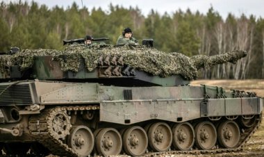 Ukraine troops train on Leopard tanks in Poland