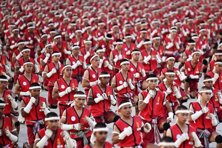 Thai army cadets set Muay Thai 'wai khru' ritual world record