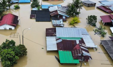 At least four dead, thousands evacuated in Malaysia floods