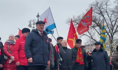 Russian Communists Gather for Holiday