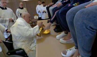 Pope Francis Washes Feet of Women Prisoners