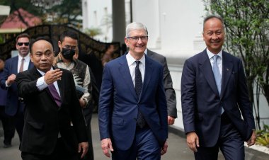 Apple CEO Explores Investment in Indonesia