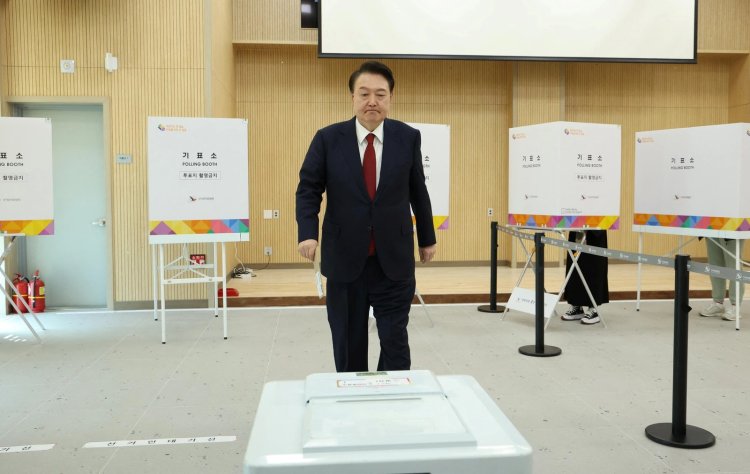 South Korean President Votes Early