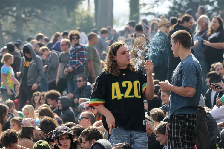 NYC's 420 Bash: Clouds of Smoke & Cannabis Commerce