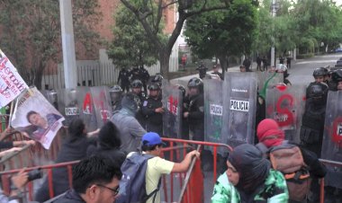Protesters Clash with Police Near Israeli Embassy in Mexico