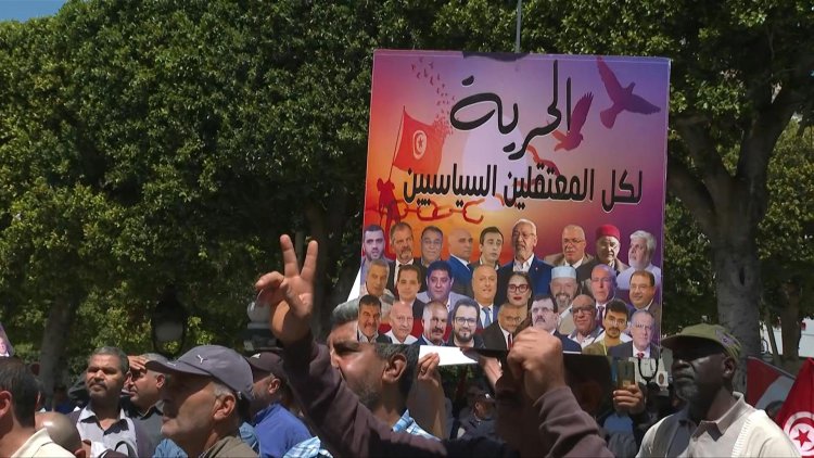 Tunisian Pundits Arrested Over Critical Comments