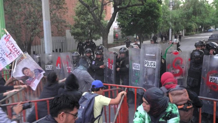 Protesters Clash with Police Near Israeli Embassy in Mexico