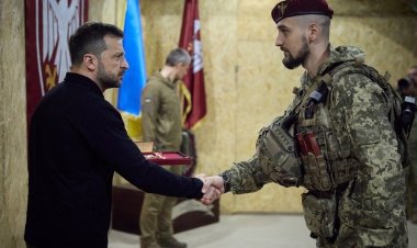 Zelenskiy visits Sumy, praises troops in Kursk incursion