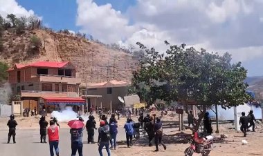 Evo Morales supporters block roads over arrest fears