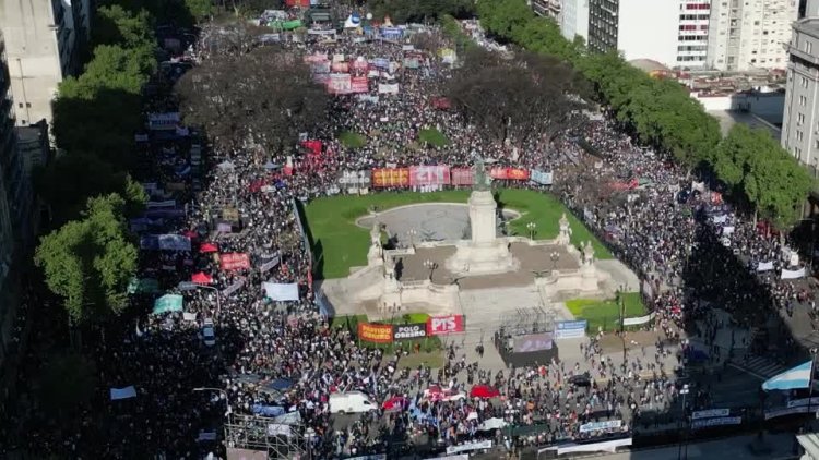 Argentine students protest university budget cuts