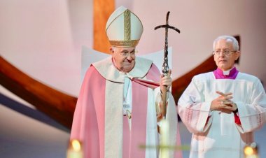 Pope Francis visits Corsica, a first for a pontiff
