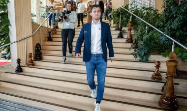 Carlsen returns to chess after dress code dispute