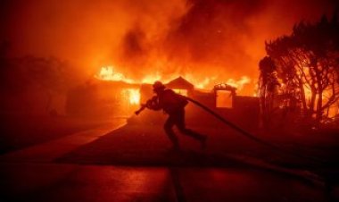 Wildfire ravages Pacific Palisades homes
