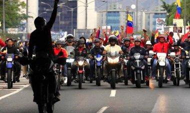 Motorcyclists rally for Maduro in Caracas