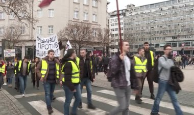 Serbian students rally with striking workers