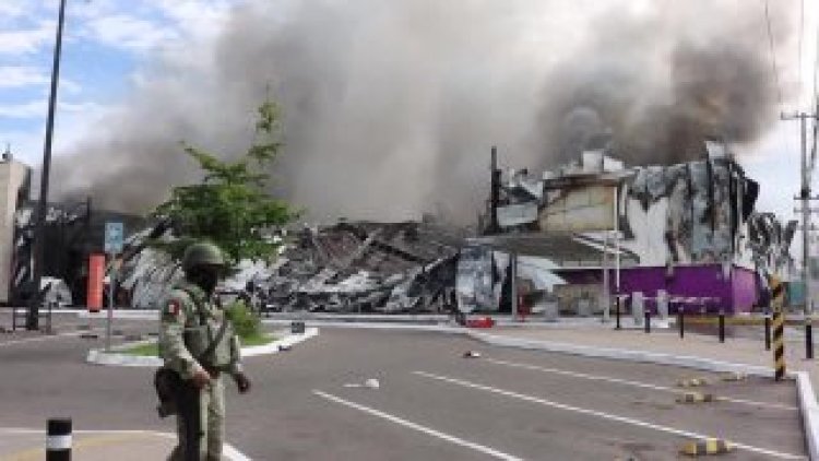 Fire destroys Mexico mall building, injures one