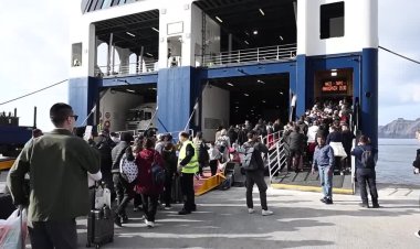 Santorini hit by quakes, mass evacuations begin