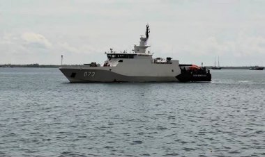 Indonesian Navy rescues 17 from sunken tourist boat