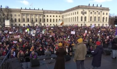 30,000 rally in Berlin for democracy