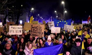 Ukrainians, Poles rally in Warsaw on war's anniversary
