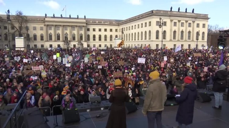 30,000 rally in Berlin for democracy